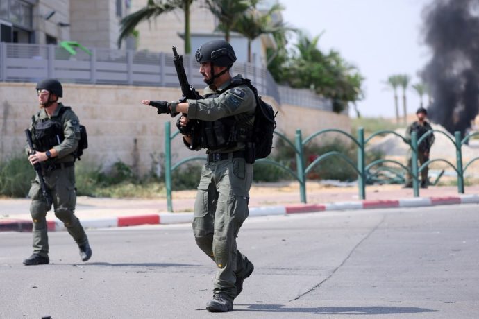This photo taken on Oct. 8, 2023 shows Israeli soldiers at the southern Israeli town of Ofakim. (Ilan Assayag/JINI via Xinhua)