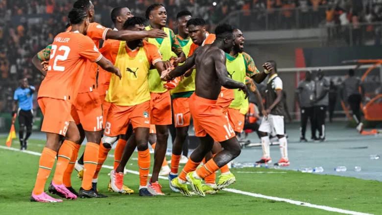 Oumar Diakite (2R) of Ivory Coast takes his shirt off -- which led to him being sent off --as he celebrates scoring the winner against Mali in an Africa Cup of Nations quarter-final © Issouf SANOGO / AFP